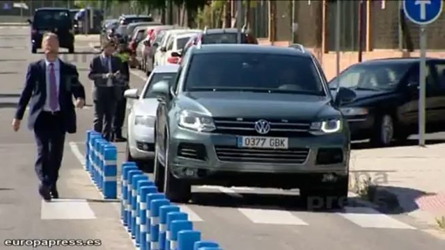 El rey llega al hospital, donde será operado de la cadera