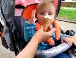 Bébé mange de la glace pour la première fois