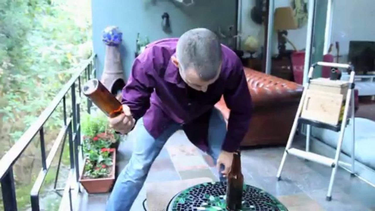 Steve-O se fait exploser une bouteille de bière sur la tête