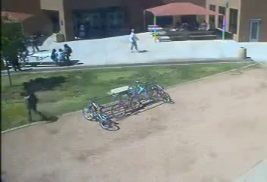 Un plaquage manqué. La gars ne bouge pas tellement il est FAT!