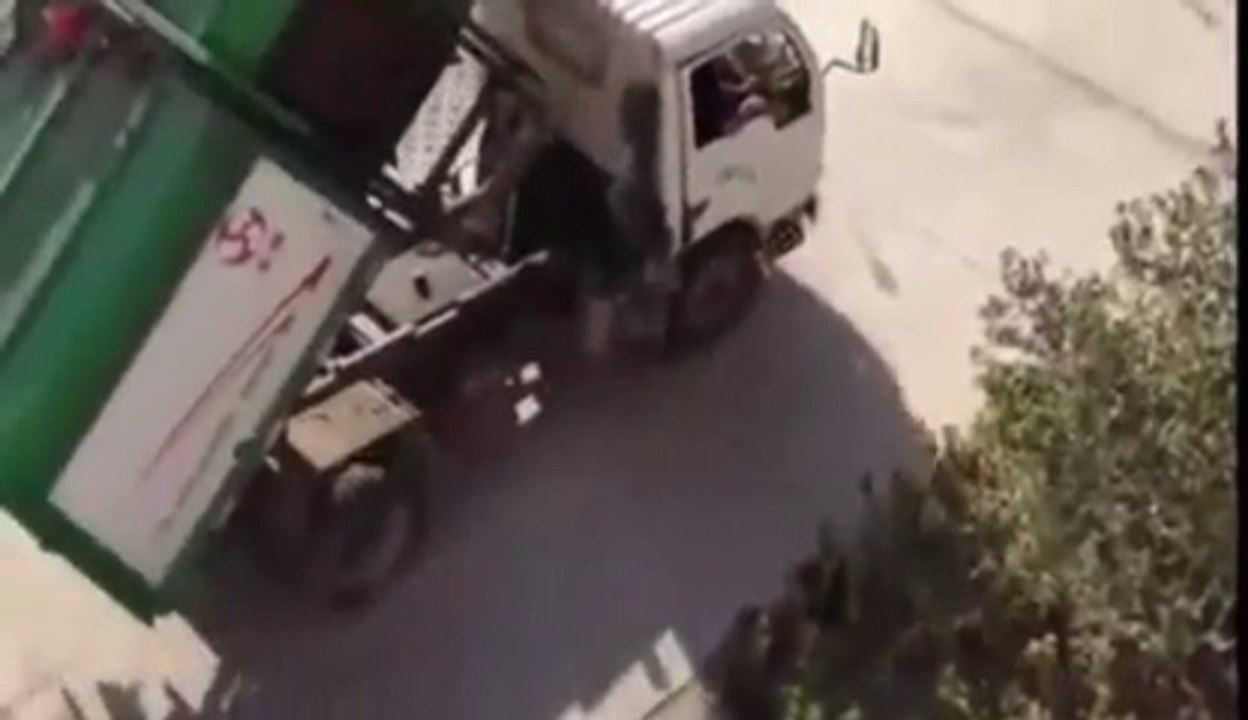 Un petit camion s'amuse à faire des jumps! Il s'éclate...