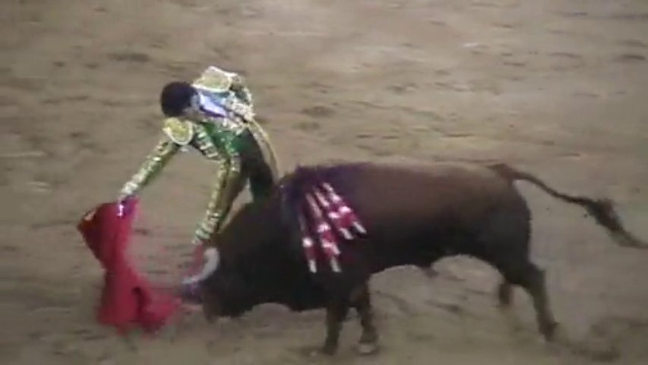 Indulto de Jose Tomas a Idilico en Barcelona