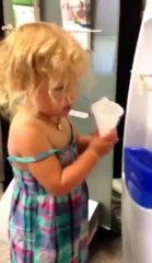 Cute baby girl wants water | Bebé fofinha quer água