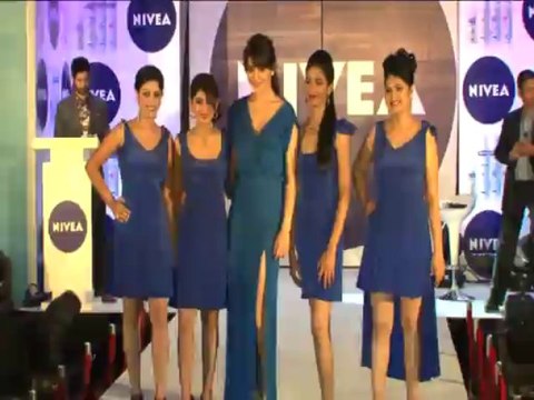 Anushka Sharma flaunts her Sexy Back & Legs