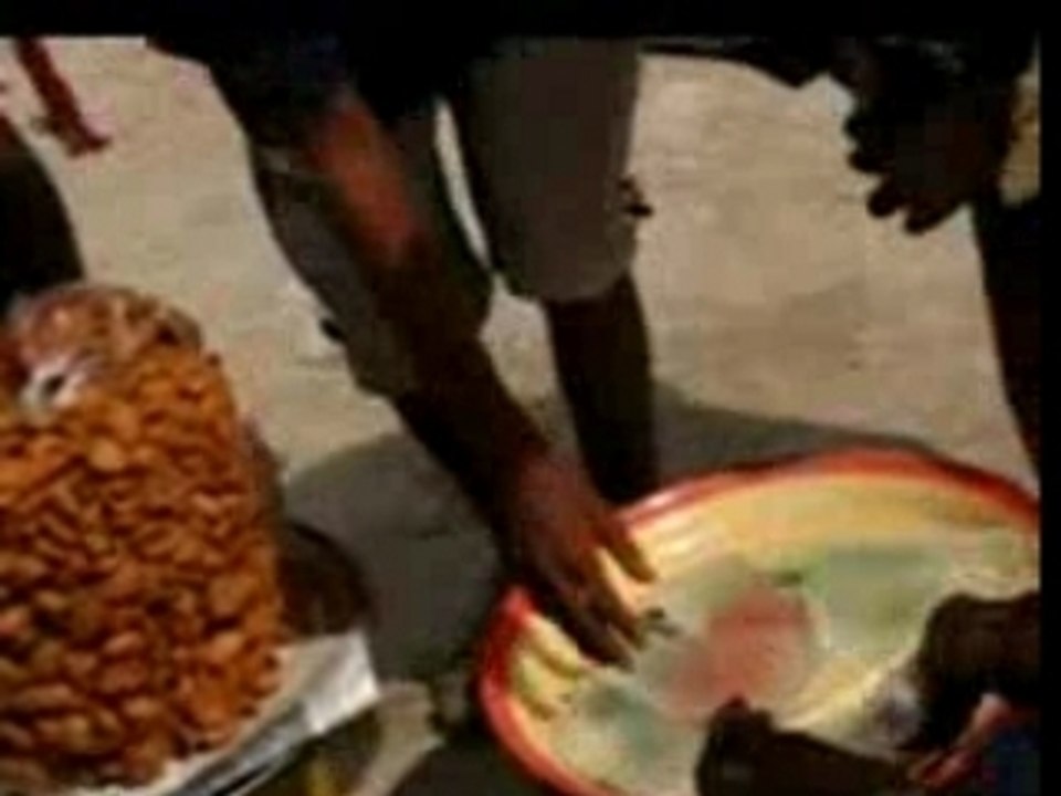 A l'entrée du stade