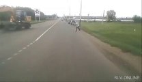 Road revenge : destroy a truck with a stone. Russian Road rage!