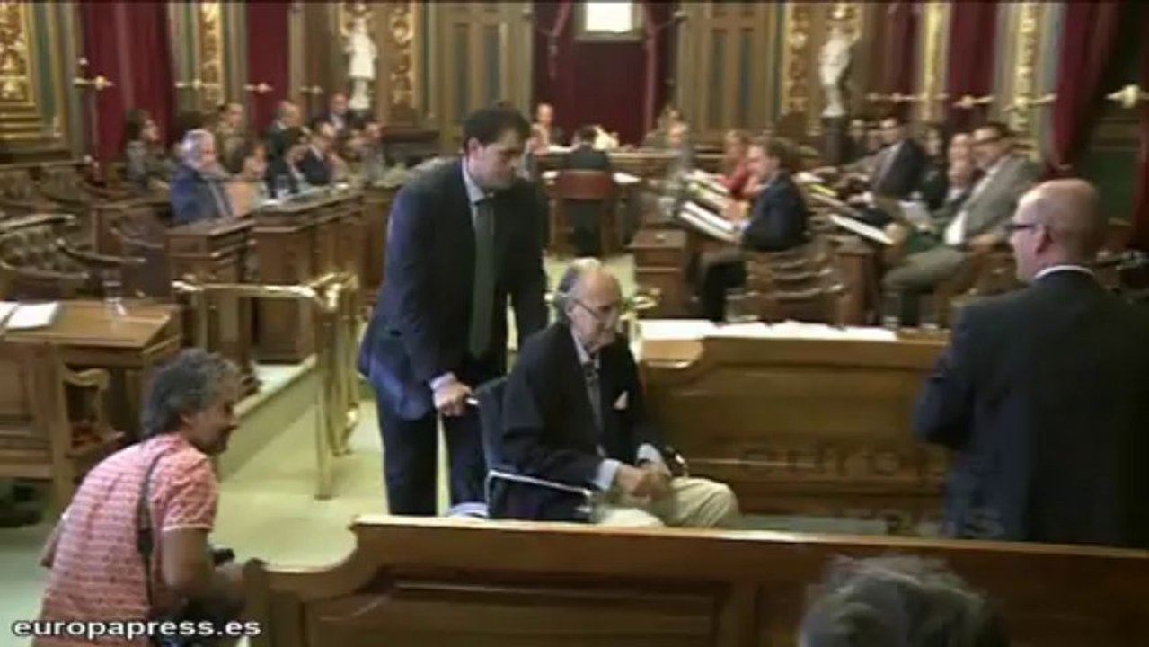 Azkuna reaparece en silla de ruedas