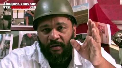 Dieudonné - La quenelle des militaires à la Main d'Or !! Le 20 sept. 2013 !!