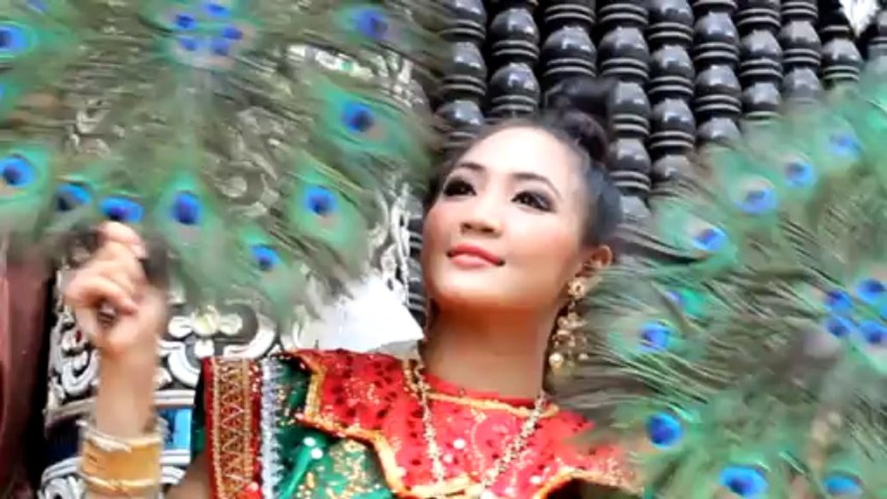 Wat Lok Molee by Slang (Official Music Video)