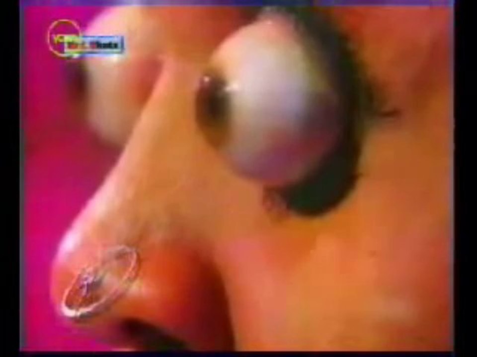 bigeyes cette femme fait sortir ses yeux !!