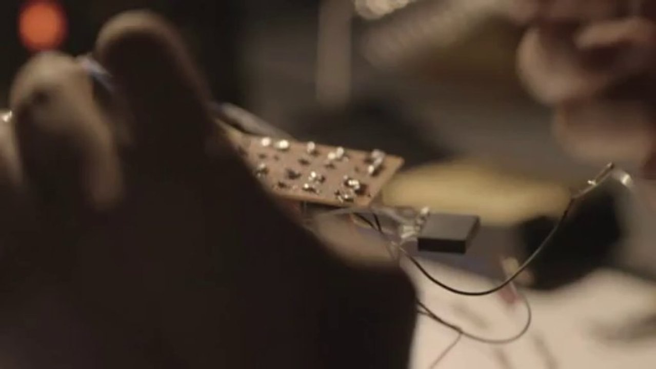 Une voiture qui décélère quand le conducteur est distrait