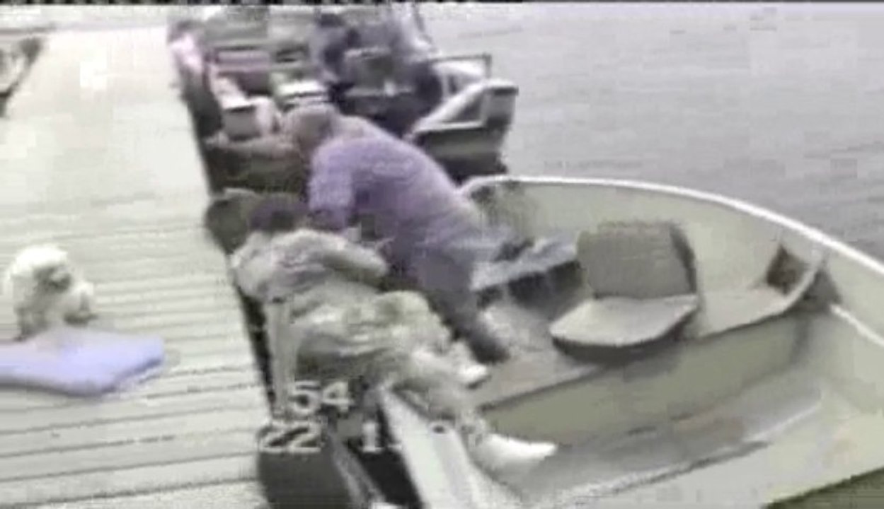 les vieux qui tombe a l'eau
