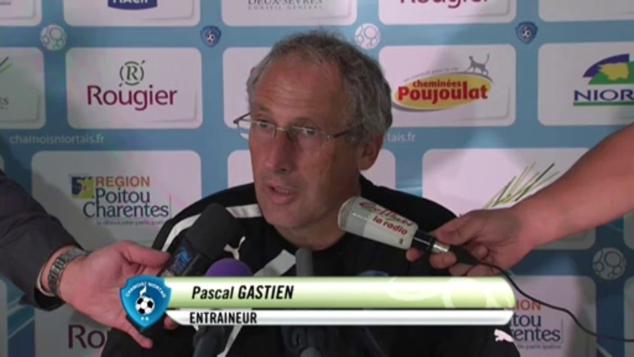Conférence de presse Chamois Niortais - Nîmes Olympique (2-1) : Pascal GASTIEN (NIORT) - Victor ZVUNKA (NIMES) - 2013/2014
