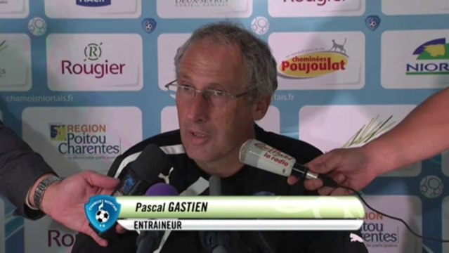 Conférence de presse Chamois Niortais - Nîmes Olympique (2-1) : Pascal GASTIEN (NIORT) - Victor ZVUNKA (NIMES) - 2013/2014