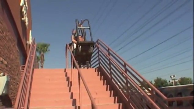 50 Cent et Steve-O se jettent dans les escaliers! Tarés!