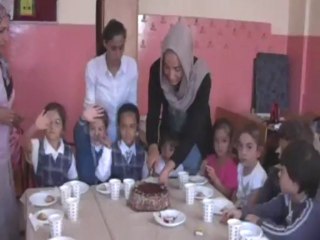 Cumhur öğretmen sunar.Eylül'ün Doğum Günü