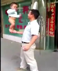 INCROYABLE MAIS VRAI :  UN PÈRE FAIT DES TOURS D'ACROBATIE À SON BÉBÉ QUI TIENT EN ÉQUILIBRE.