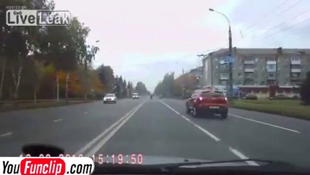 Accident de voiture et piéton écrasé, en même temps... 2 en 1 comme le shampoing! RUSSIE!!!!!