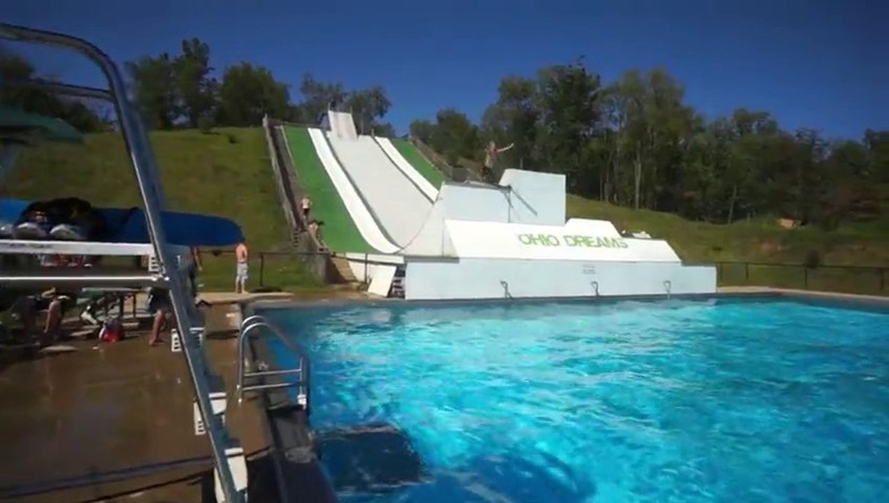 Tobogan géant au bord d'une piscine!! Sauts de ouffff!!