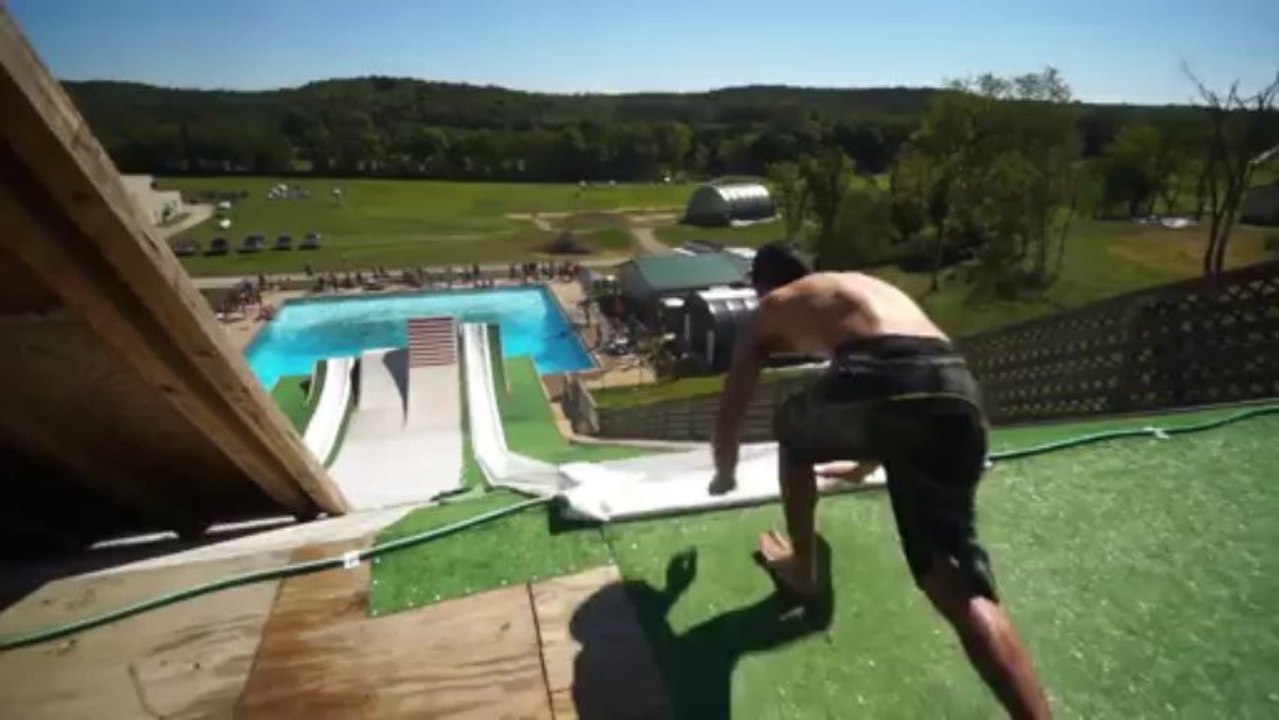 Un énorme Toboggan Slip'n Slide dans une piscine