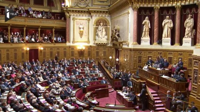 Valls persiste et signe