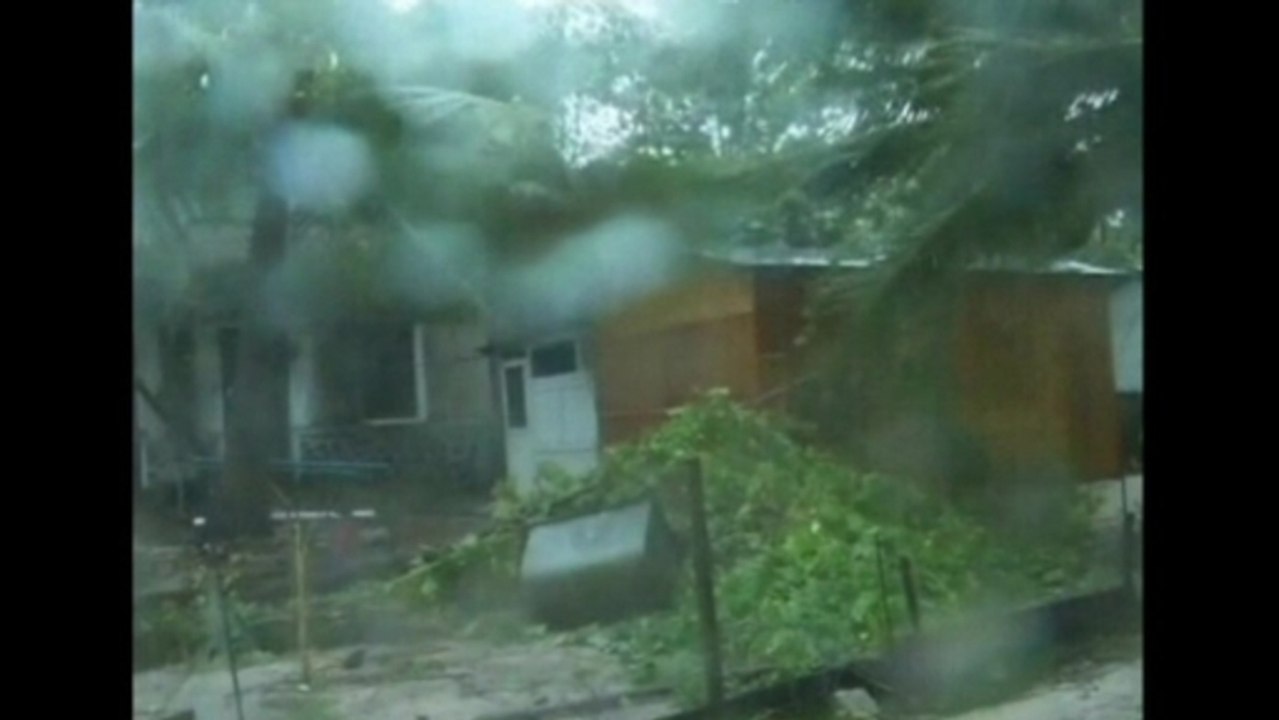 Typhoon lashes southern China