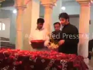 bilawal bhutto zardari at  grave of his mother 2012
