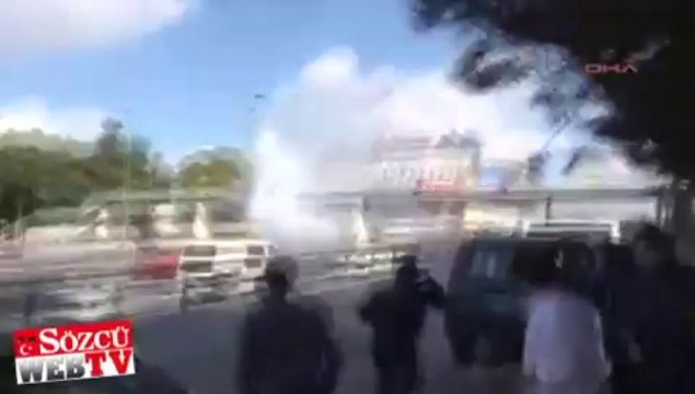 Metrobüs durağında ses bombaları patladı