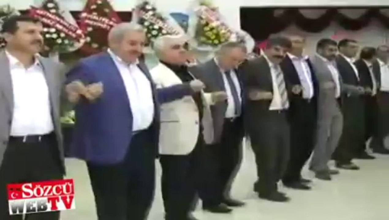 Bakan yeğeninin düğününde dolarlar havada uçtu!