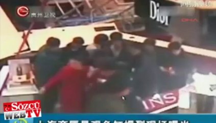 Köpek balıklarının bulunduğu dev akvaryum patladı