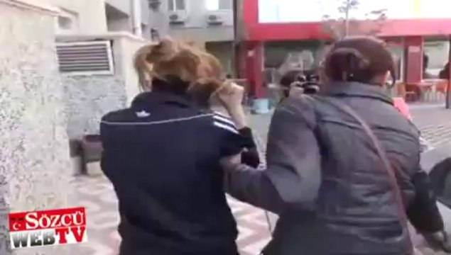 Fuhuş yapmak için kartvizit atarken yakalandı