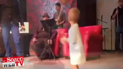 Babasından rol çalarken ağzında emziği vardı