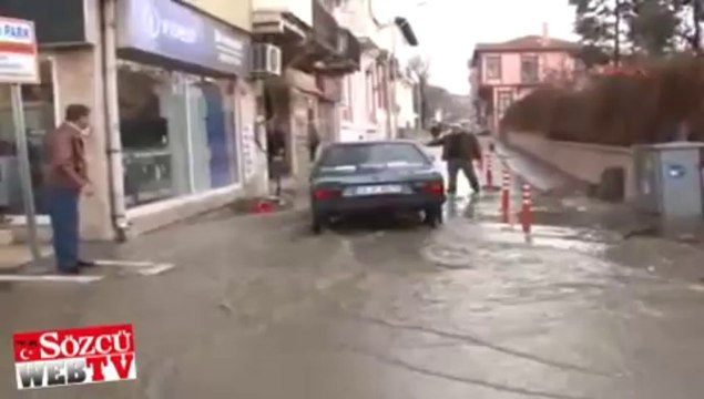 10 dakika yağdı, caddeler göle döndü