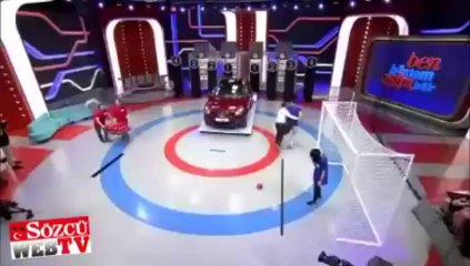 Yarışmacının pantolonu yırtılınca…