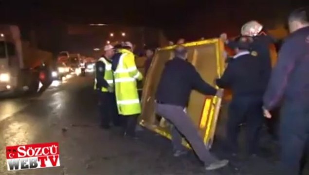 Damperi açılan kamyon köprüye çarptı