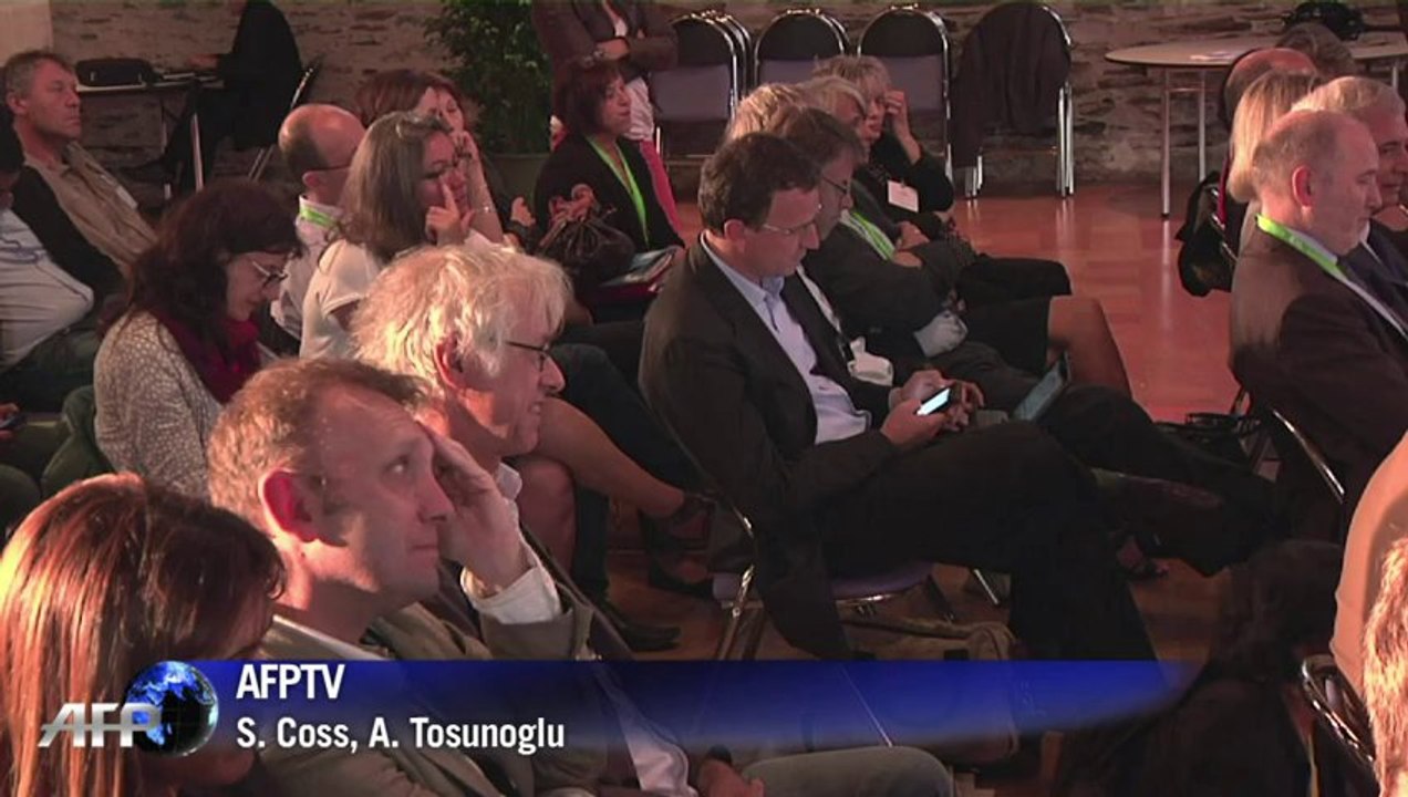 Propos de Valls sur les Roms: Duflot en appelle à Hollande