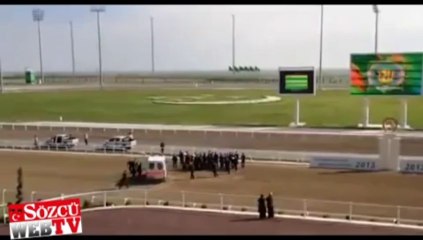 Türkmenbaşı attan düştü!