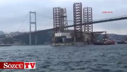 Boğazdan dev platform geçti