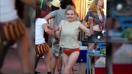 Amanda Seyfried muestra su sexy cuerpo en el set
