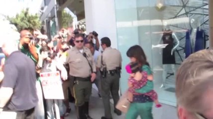 Khloe Kardashian muestra sus tremendas curvas vestida de negro