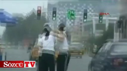 Kadın polisler birbirlerine girdiler