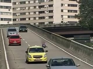 Un gamin descend une autoroute en tricycle! Taré...