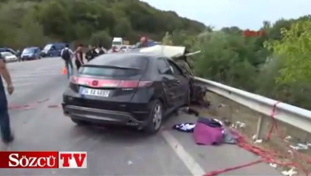 Karşı şeride geçen otomobil ikiye bölündü