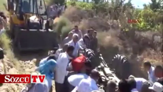 Traktörün altından mucize kurtuluş