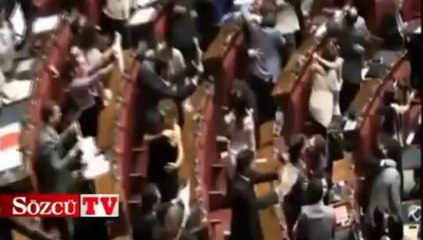 Vekiller parlamentoda öpüştü