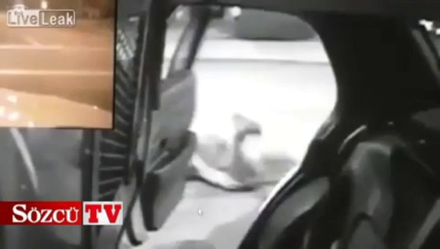 Hareket halindeki polis arabasından atladı