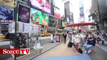 Tutuklu arkadaşına destek için kafese girdi