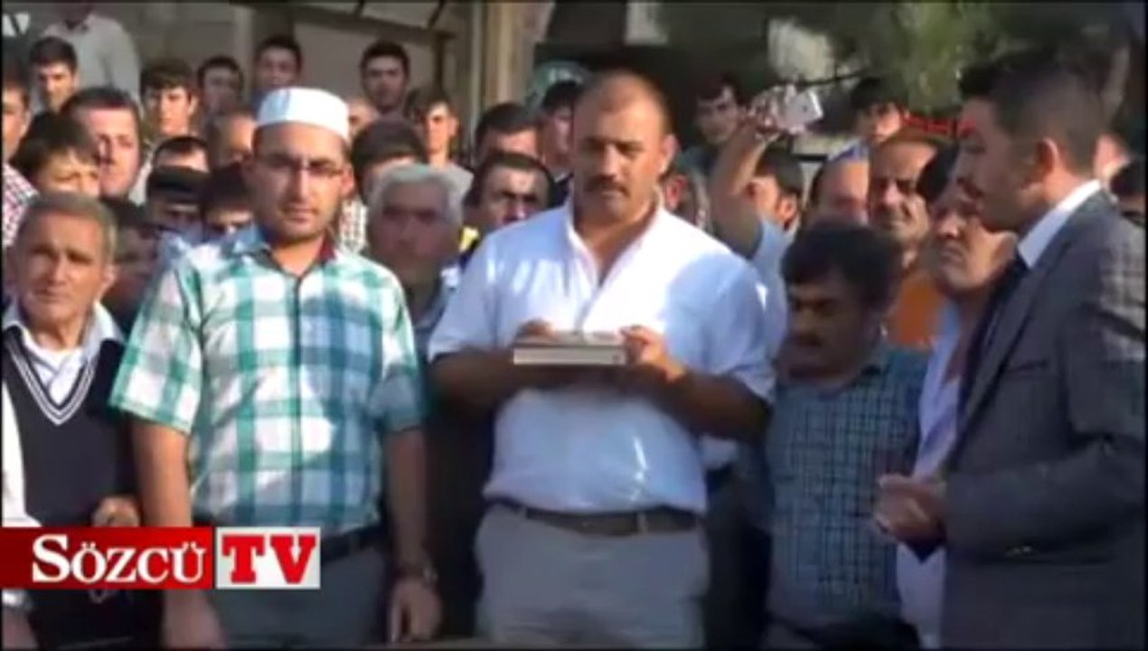 Uzay yolcusuna kuran, bayrak ve seccade