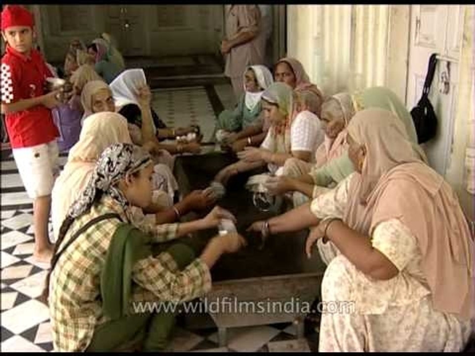Devotees performing bartan seva at Golden temple