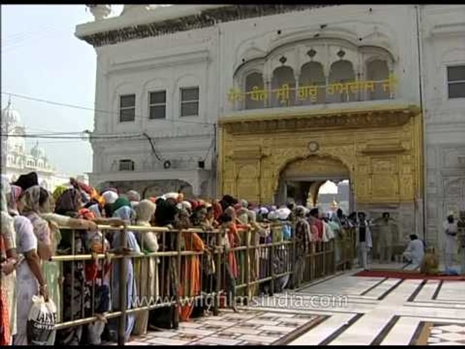 Sikhs pay obeisance at Golden Temple